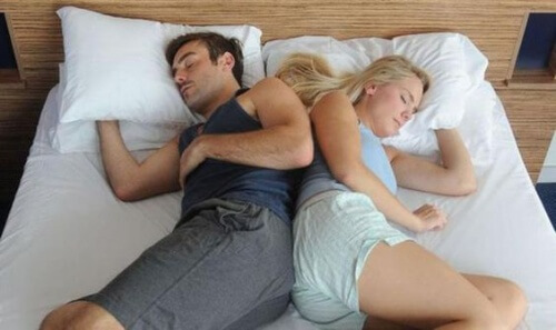 Schlafpositionen von Frau und Mann