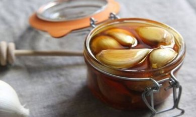 Zubereitung von Knoblauchhonig zur Bekämpfung von Atembeschwerden
