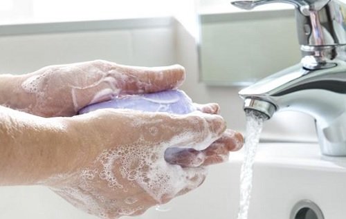 4 Körperzonen, die du mit ungewaschenen Händen nicht berühren solltest