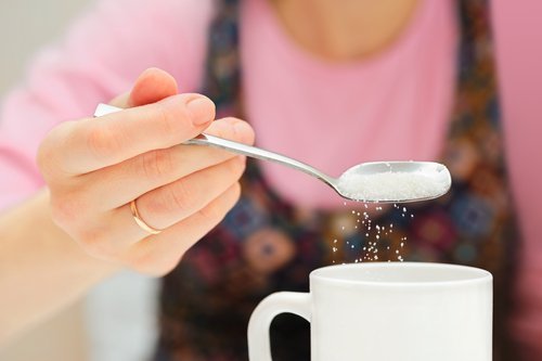 frau-suesst-ein-getraenk-kaffee