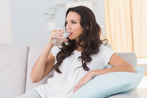 frau-trinkt-wasser-fuer-gesunde-nieren