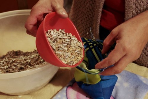 fuellung-eines-therapiekissens