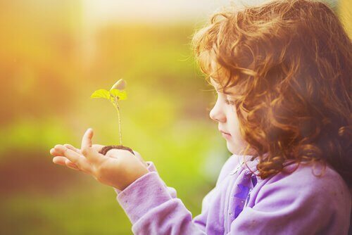 kind-mit-pflanze-und-fluegel