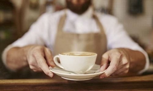 mann-bietet-eine-tasse-kaffee-an