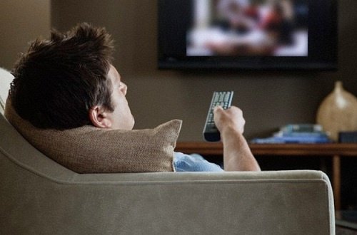 mann-schaut-tv-nacken