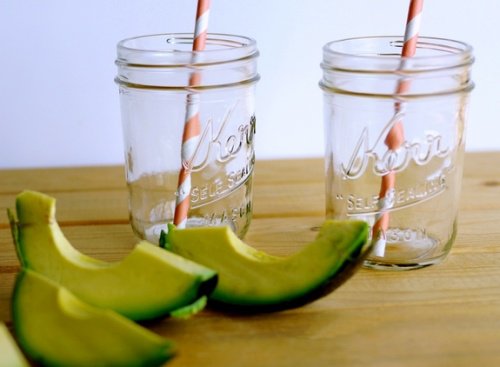 Mixgetraenk mit Avocado für ein fittes Gehirn