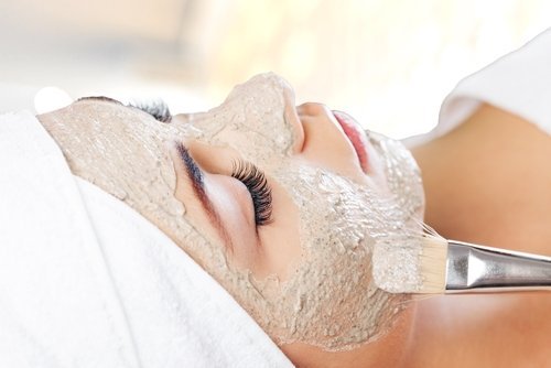 Behandlung mit Gesichtsmasken gegen Gesichtsflecken