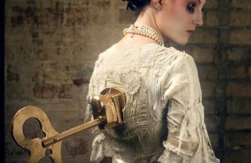 frau-als-spielzeug-macht-sich-gedanken