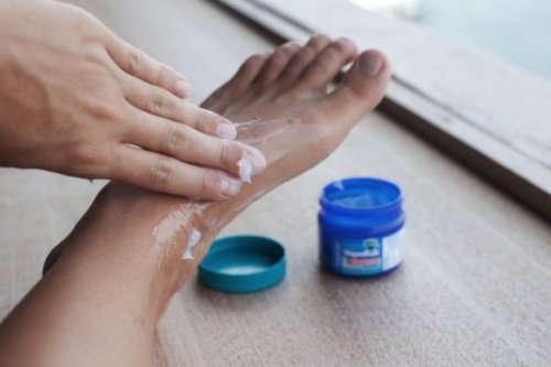 frau-reibt-fuesse-mit-vicks-vapoRub-ein