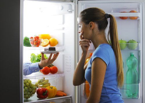 frau-schaut-in-den-kuehlschrank-wasser