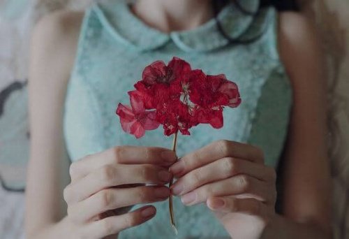 glueck-und-bescheidenheit-einer-frau-mit-blume