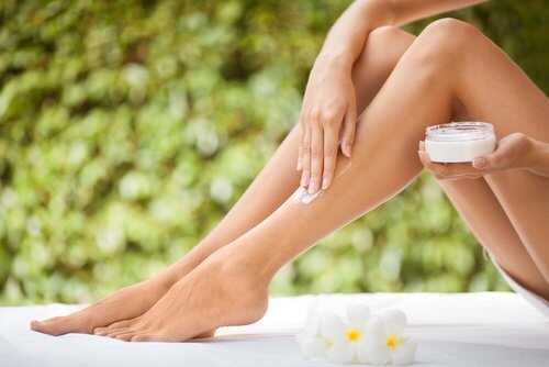 creme-gegen-trockene-haut-an-den-beinen