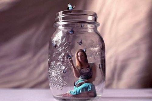 frau-im-glas-denkt-ueber-missverstaendnis-nach