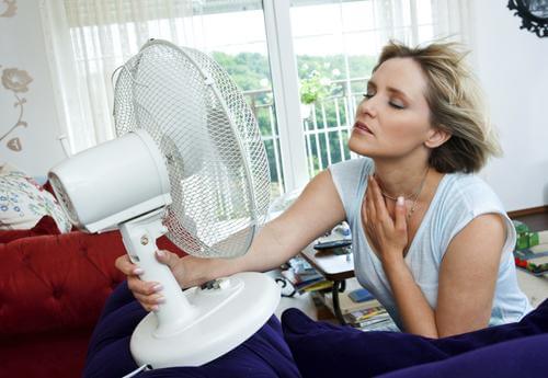 frau-in-der-menopause-mit-hitzewallung