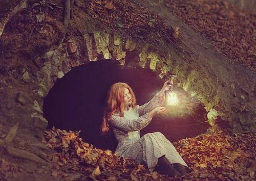 frau-in-hoehle-denkt-ueber-missverstaendnis-nach