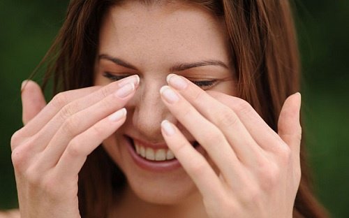 frau-lacht-traenen