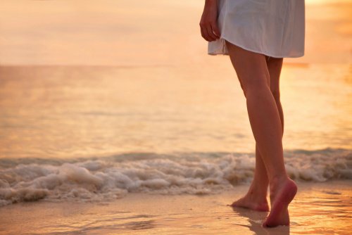 frau-mit-arthrose-am-meer