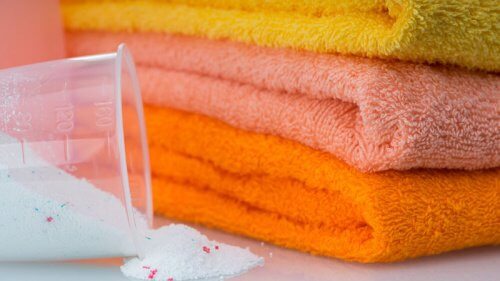5 Tricks für strahlend weiße Handtücher ohne aggressive Chemikalien