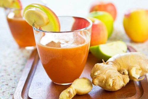 Gesundes Mixgetränk mit Karotten und Ingwer