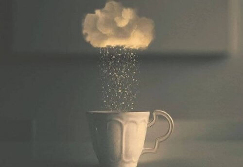 tasse-mit-regen-symbolisiert-kritische-situation-durch-missverstaendnis