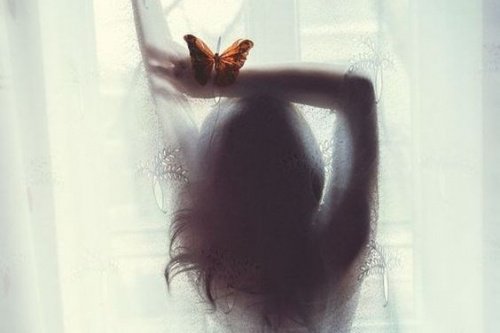 frau-mit-schmetterling-streichelt-ihre-seele