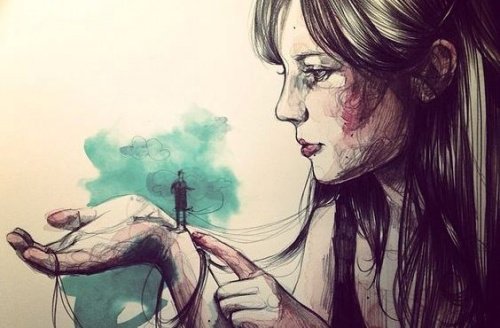 Frau mit einem kleinen Mann auf der Hand warten