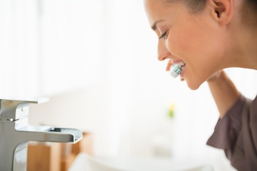 frau-putzt-sich-die-zaehne-wasserstoffperoxid