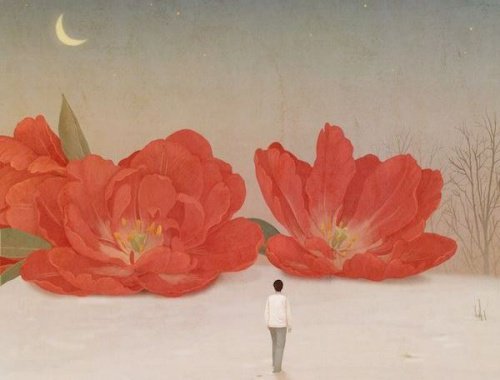frau-schaut-auf-grosse-blumen-leere