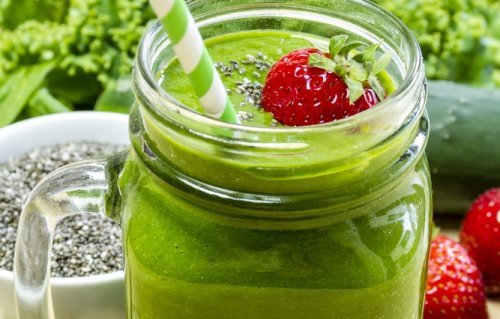 Mixgetränk mit Erdbeere garniert