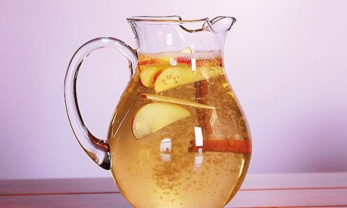 Zimt-Apfel-Zitronenwasser, um das Abnehmen zu unterstützen