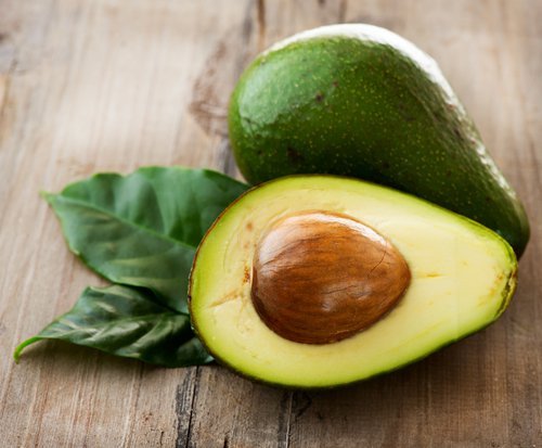 halbierte Avocado mit Kern