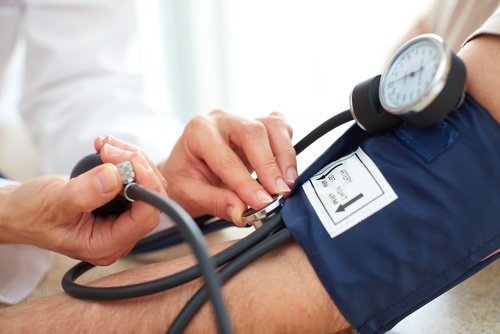 Ärztin misst Blutdruck