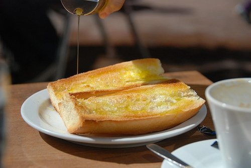 brot-mit-olivenoel-zum-fruehstueck