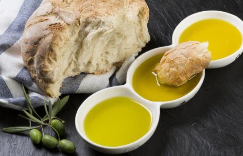 Perfekte Kombination: Brot mit Olivenöl