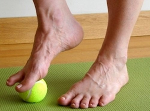 fuesse-mit-tennisball-massieren