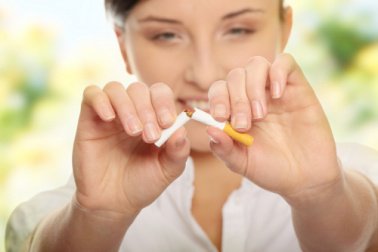 frau-hoert-mit-rauchen-auf-um-lungenkrebs-zu-vermeiden