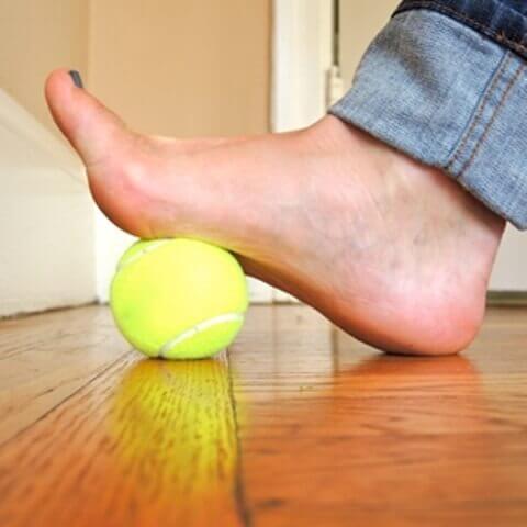 fussmassage-mit-tennisball
