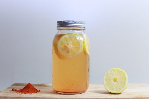 Getränk mit Kurkuma und Zitrone zum Abnehmen