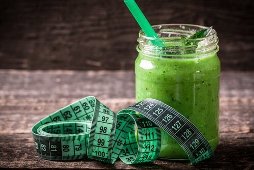Grüner Smoothie und Maßband