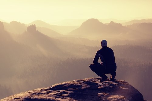 mann-auf-dem-berg-sucht-emotionalen-ausgleich