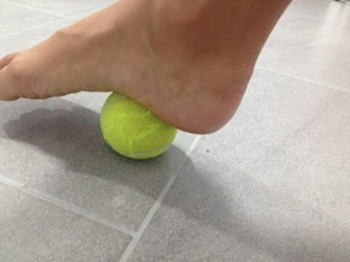 mit-tennisball-plantarfasziitis-behandeln