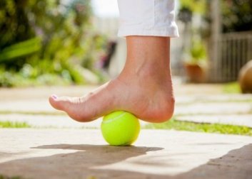 Plantarfasziitis: ein Tennisball kann Linderung bringen