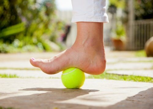 Plantarfasziitis: ein Tennisball kann Linderung bringen