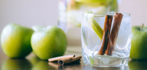 Zimt und Äpfel in einem Glas