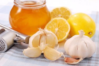 Honig mit Zitrone und Knoblauch für den Tagesbeginn und zur Stärkung des Immunsystems