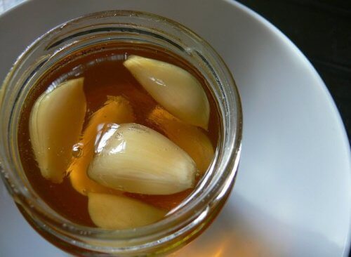 Honig mit Zitrone und Knoblauch