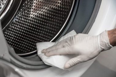 Schimmel an der Waschmaschine natürlich entfernen