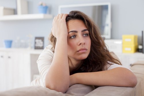 trauer-depression-nachdenkliche frau