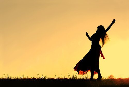 dankbarkeit-einer-frau-auf-einer-wiese-im-abendrot