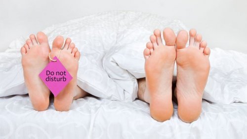 fuesse-eines-paares-im-bett-asexualitaet